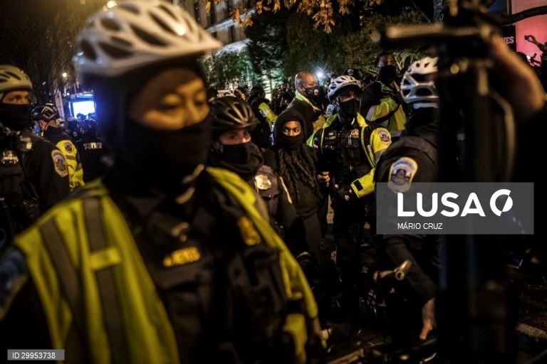 People protest in front of the White House where President Donald J. Trump is staying during election night, in Washington, DC, USA, 03 November 2020, USA, 23 October 2020. Americans voted for the presidential election to choose between re-electing Donald J. Trump or electing Joe Biden as the 46th President of the United States to serve from 2021 through 2024. MÁRIO CRUZ/LUSA