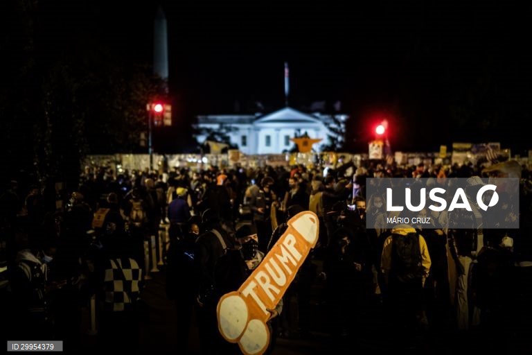 People protest in front of the White House where President Donald J. Trump is staying during election night, in Washington, DC, USA, 03 November 2020, USA, 23 October 2020. Americans voted for the presidential election to choose between re-electing Donald J. Trump or electing Joe Biden as the 46th President of the United States to serve from 2021 through 2024. MÁRIO CRUZ/LUSA