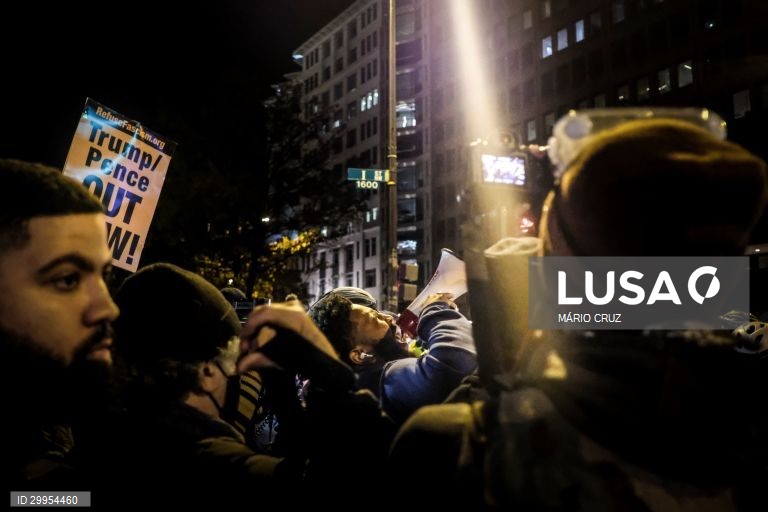 People attend a Black Lives Matter protest in Washington, D.C. USA, 03 November 2020, USA, 23 October 2020. Americans voted for the presidential election to choose between re-electing Donald J. Trump or electing Joe Biden as the 46th President of the United States to serve from 2021 through 2024. MÁRIO CRUZ/LUSA
