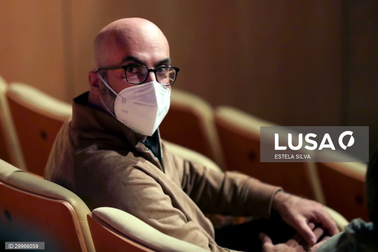 O escritor Valter Hugo Mãe, durante o ensaio de imprensa do espetáculo “Desumanização”, numa dramaturgia de Zé Pedro, com direção e encenação de José Leitão, Porto, 05 de novembro de 2020. A produção é do Teatro Art'Imagem e tem estreia marcada para o dia 10 de novembro, na Quinta da Caverneira, na Maia. ESTELA SILVA/LUSA