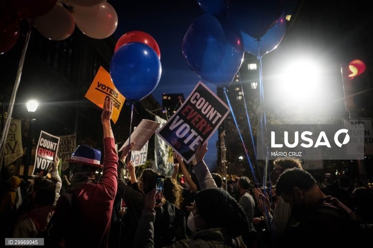 Protesto no exterior do centro de contagem de votos em Filadélfia