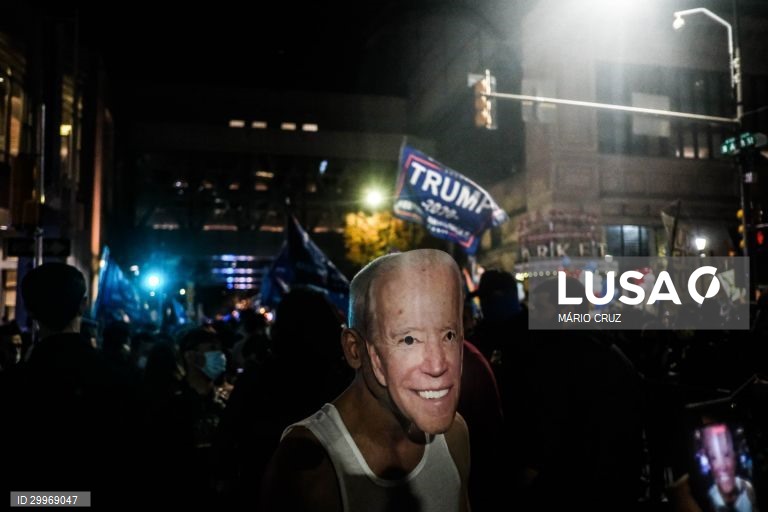Protesto no exterior do centro de contagem de votos em Filadélfia