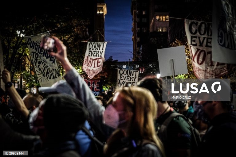 Protesto no exterior do centro de contagem de votos em Filadélfia
