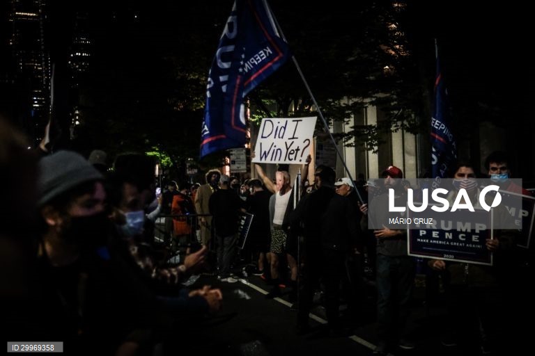 Protesto no exterior do centro de contagem de votos em Filadélfia