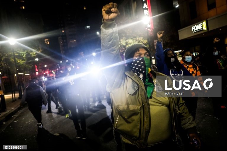 Protesto no exterior do centro de contagem de votos em Filadélfia