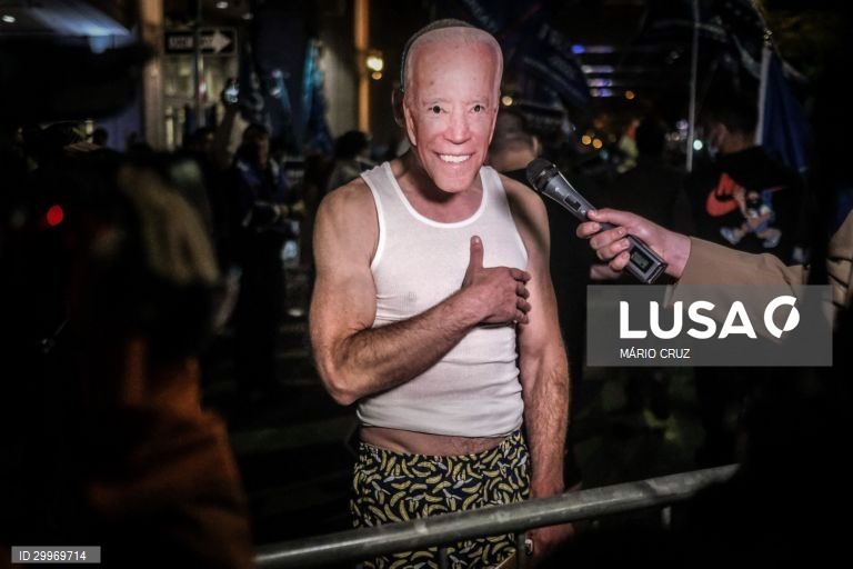 Protesto no exterior do centro de contagem de votos em Filadélfia