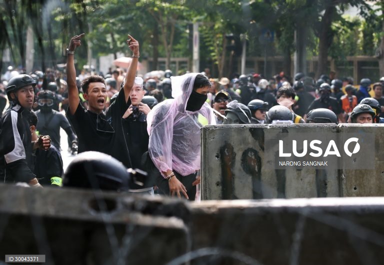 Manifestações durante a sessão parlamentar para a alteração da constituição