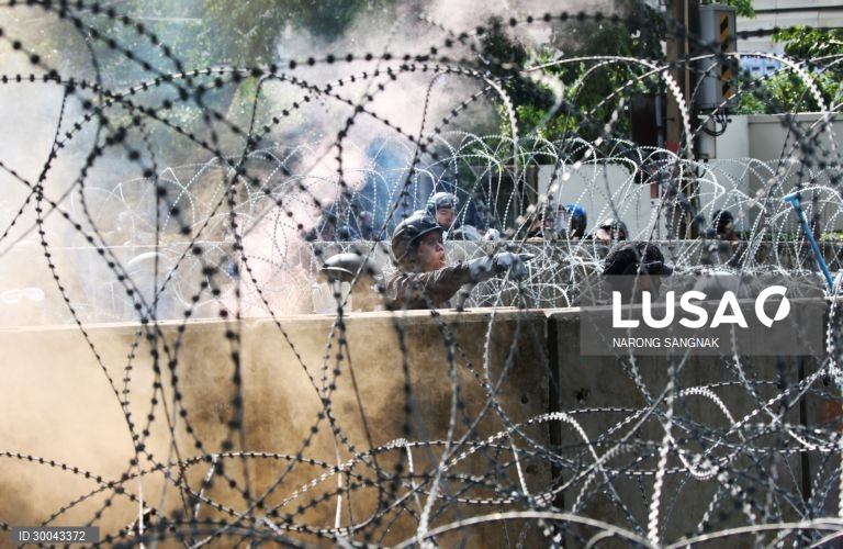 Manifestações durante a sessão parlamentar para a alteração da constituição