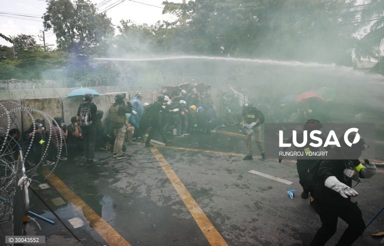 Manifestações durante a sessão parlamentar para a alteração da constituição