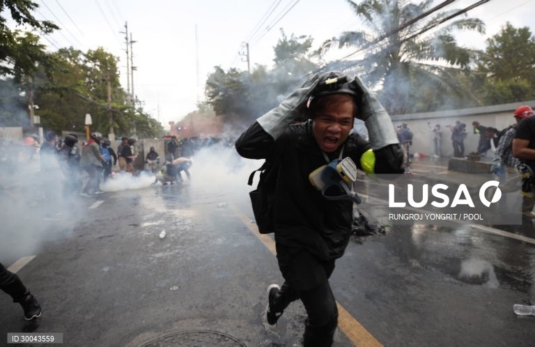 Manifestações durante a sessão parlamentar para a alteração da constituição