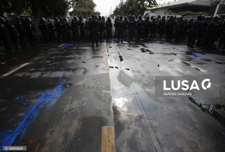 Manifestações durante a sessão parlamentar para a alteração da constituição