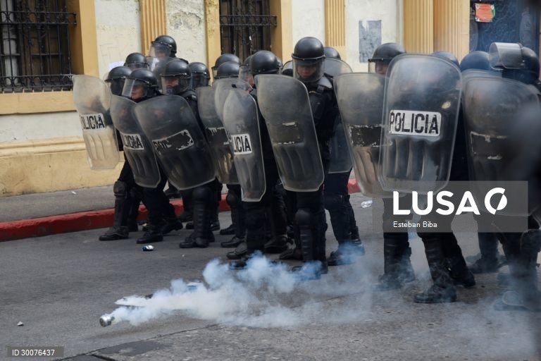 Guatemala: Manifestantes incendeiam o Congresso