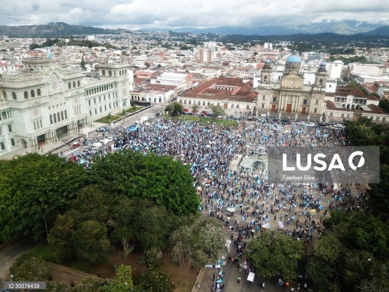 Guatemala: Manifestantes incendeiam o Congresso