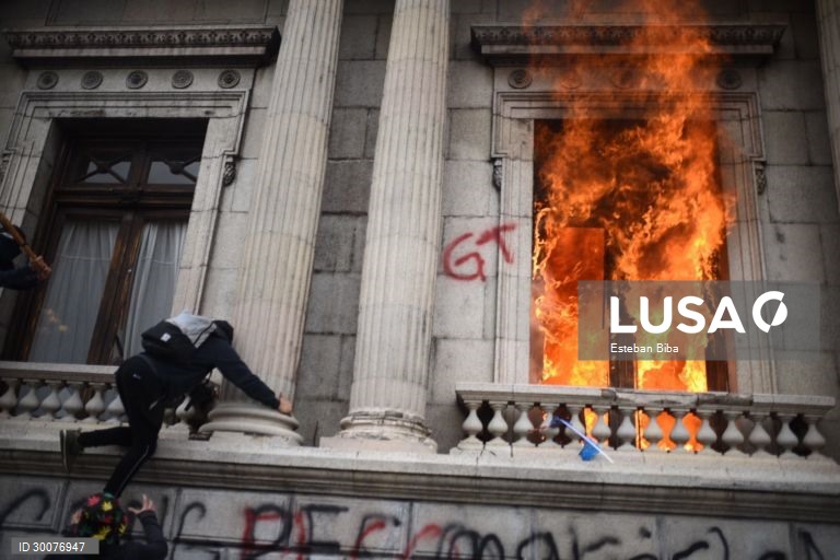 Guatemala: Manifestantes incendeiam o Congresso