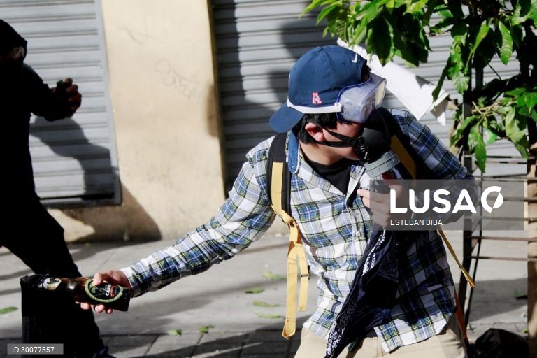 Guatemala: Manifestantes incendeiam o Congresso