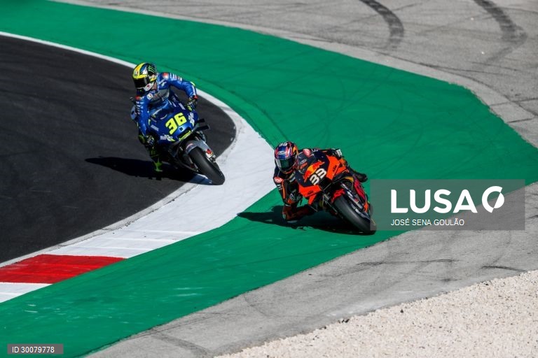 Spanish rider Joan Mir (L) of Suzuki Ecstar Team and South African rider Brad Binder of Red Bull KTM Factory Racing Team during the Motorcycling Grand Prix of Portugal at Algarve International race track, south of Portugal, 22 November 2020.JOSE SENA GOULAO/LUSA
