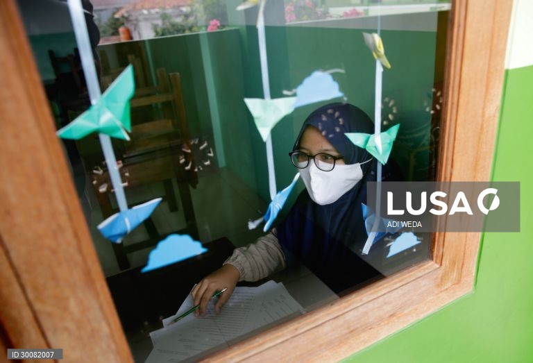 Período experimental do processo de aprendizagem presencial numa escola primária de Banten