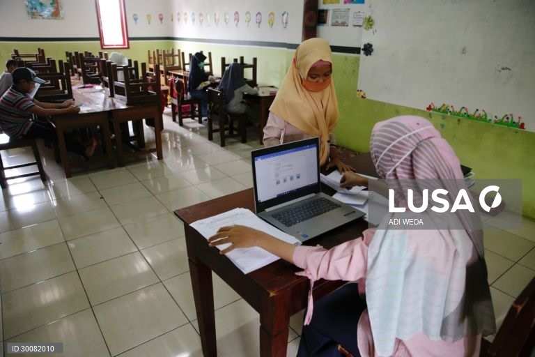 Período experimental do processo de aprendizagem presencial numa escola primária de Banten