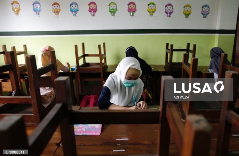 Período experimental do processo de aprendizagem presencial numa escola primária de Banten