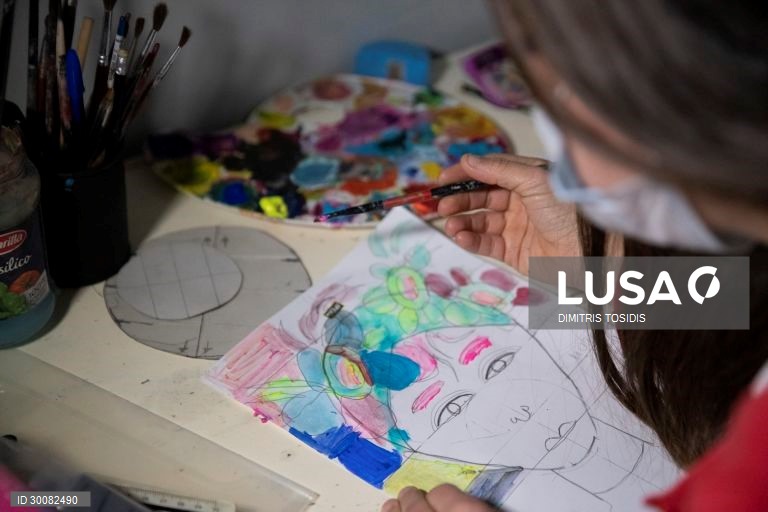 Loxandra Loukas com Síndrome de Down desenha na escadaria do seu apartamento durante o confinamento