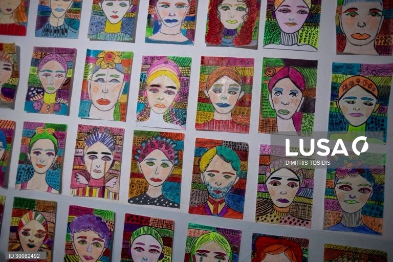 Loxandra Loukas com Síndrome de Down desenha na escadaria do seu apartamento durante o confinamento