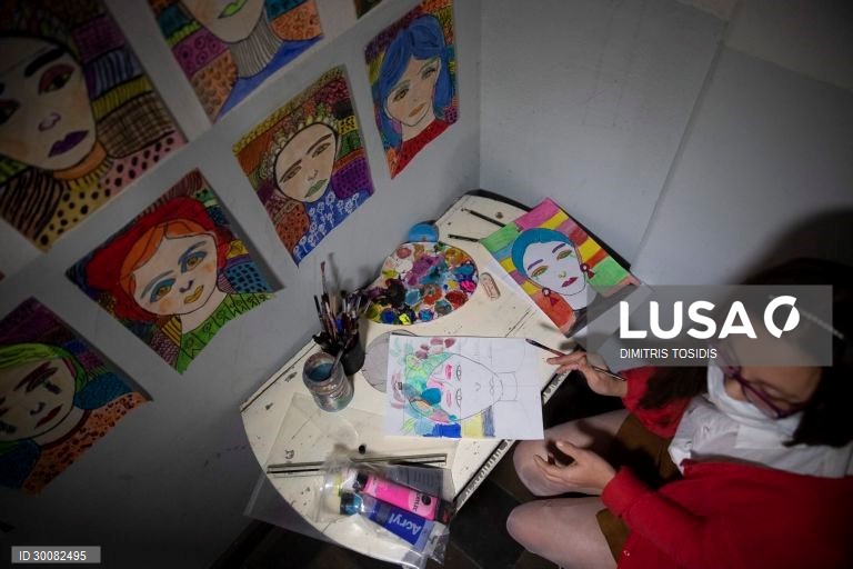 Loxandra Loukas com Síndrome de Down desenha na escadaria do seu apartamento durante o confinamento