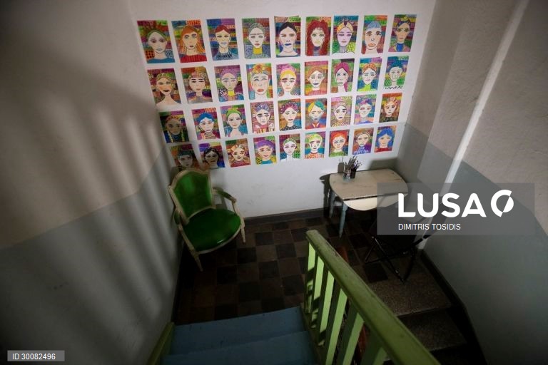 Loxandra Loukas com Síndrome de Down desenha na escadaria do seu apartamento durante o confinamento