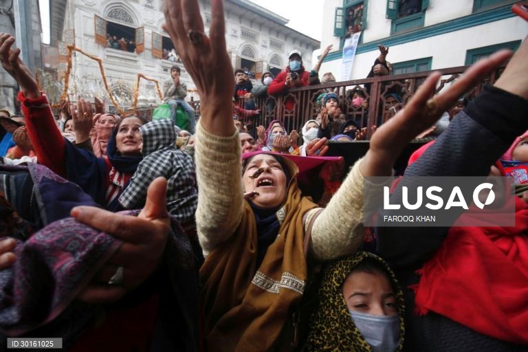 Índia: Devotos muçulmanos rezam junto do mausoléu de Sheikh Syed Abdul Qadir Jeelani em Srinagar