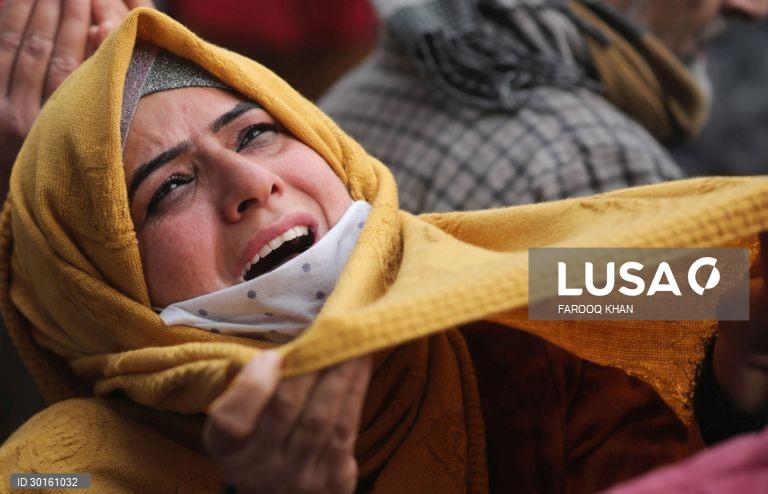 Índia: Devotos muçulmanos rezam junto do mausoléu de Sheikh Syed Abdul Qadir Jeelani em Srinagar