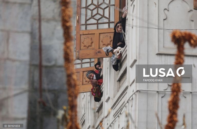 Índia: Devotos muçulmanos rezam junto do mausoléu de Sheikh Syed Abdul Qadir Jeelani em Srinagar