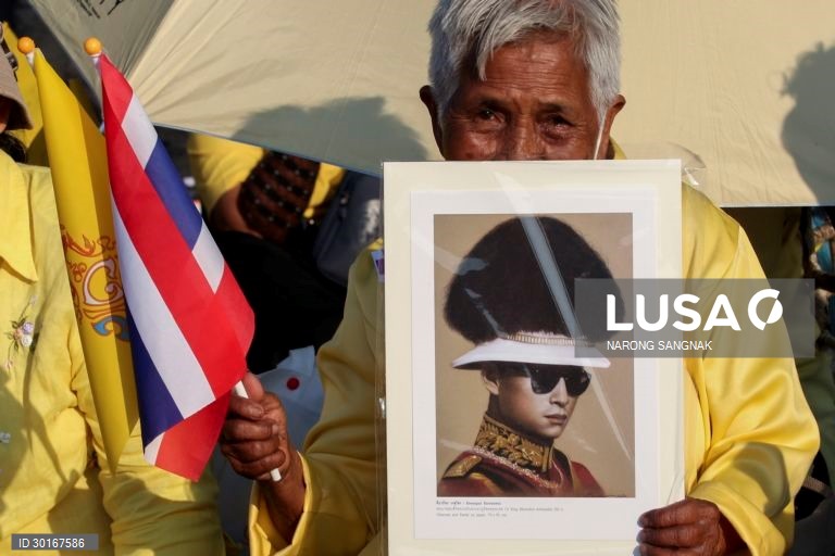 Cerimónia das velas em memória do falecido rei tailandês Bhumibol Adulyadej