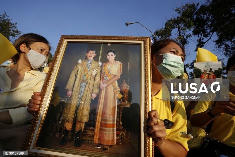 Cerimónia das velas em memória do falecido rei tailandês Bhumibol Adulyadej