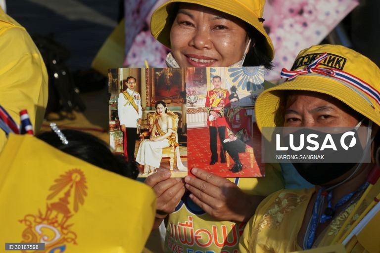 Cerimónia das velas em memória do falecido rei tailandês Bhumibol Adulyadej