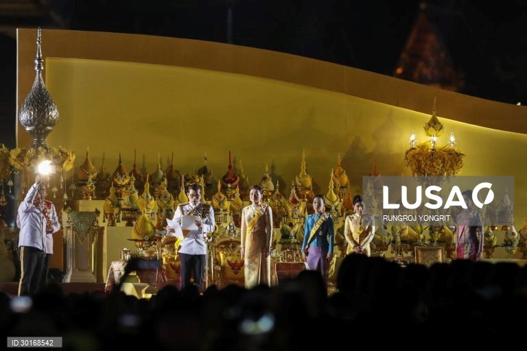 Cerimónia das velas em memória do falecido rei tailandês Bhumibol Adulyadej
