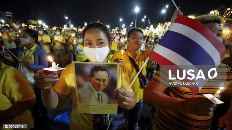 Cerimónia das velas em memória do falecido rei tailandês Bhumibol Adulyadej