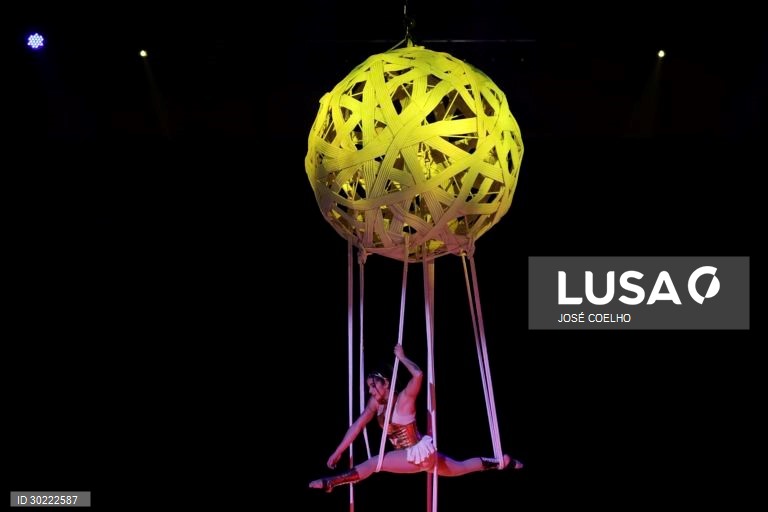 Artistas atuam no Circo de Natal do Coliseu do Porto, 13 de dezembro de 2020. O Circo acontece até 3 de janeiro, com um elenco português e uma orquestra a tocar ao vivo a banda sonora original de Filipe Raposo, para todos os números.  JOSÉ COELHO/LUSA