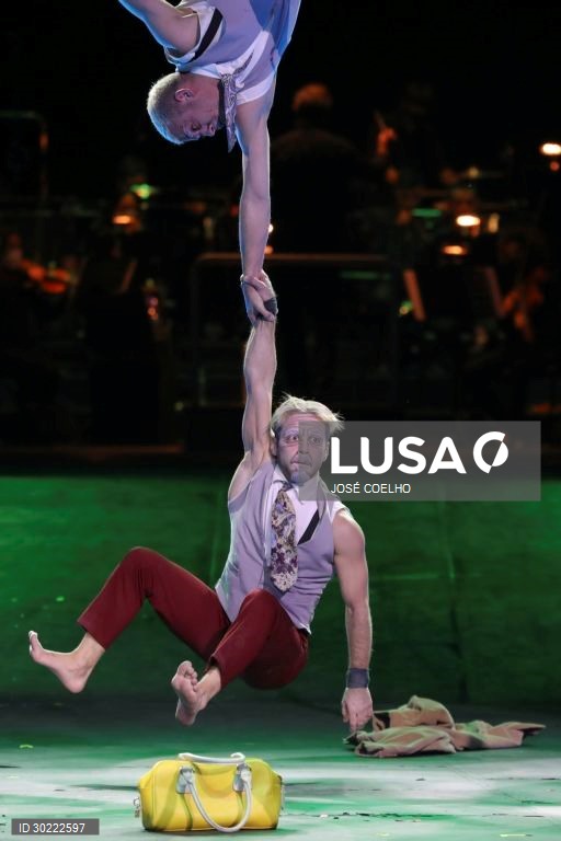 Artistas atuam no Circo de Natal do Coliseu do Porto, 13 de dezembro de 2020. O Circo acontece até 3 de janeiro, com um elenco português e uma orquestra a tocar ao vivo a banda sonora original de Filipe Raposo, para todos os números.  JOSÉ COELHO/LUSA