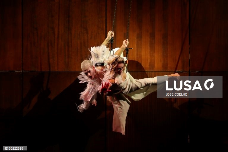 Artistas atuam no Circo de Natal do Coliseu do Porto, 13 de dezembro de 2020. O Circo acontece até 3 de janeiro, com um elenco português e uma orquestra a tocar ao vivo a banda sonora original de Filipe Raposo, para todos os números.  JOSÉ COELHO/LUSA