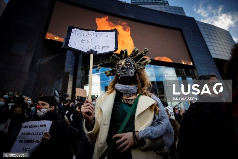 Covid-19: Manifestação em Paris contra as restrições no setor da cultura