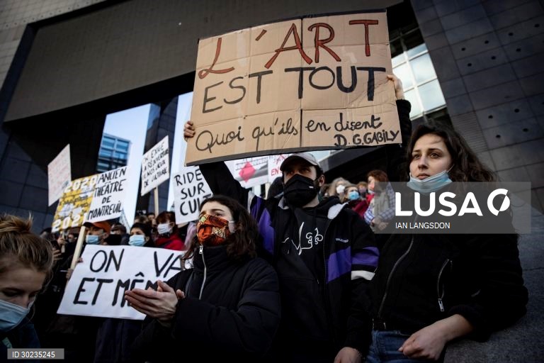 Covid-19: Manifestação em Paris contra as restrições no setor da cultura