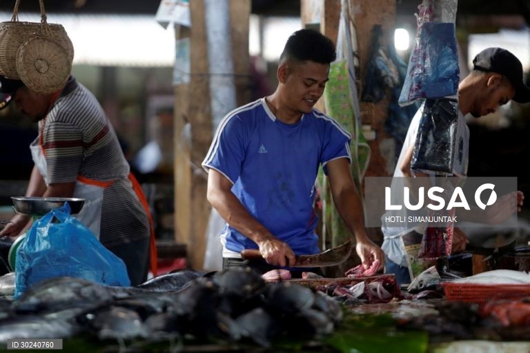 Quotidiano num mercado tradicional em Aceh, Indonésia
