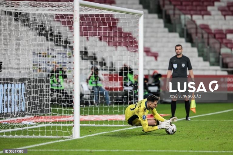 O Benfica vence o Vitória de Guimarães no desempate por grandes penalidades (4-1) em jogo dos quartos de final da Taça de Liga de futebol