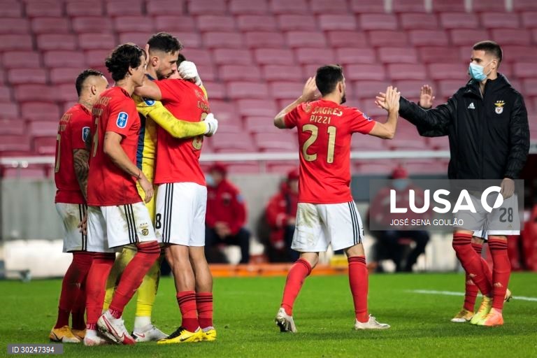 O Benfica vence o Vitória de Guimarães no desempate por grandes penalidades (4-1) em jogo dos quartos de final da Taça de Liga de futebol