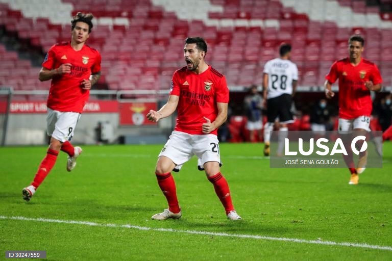 O Benfica vence o Vitória de Guimarães no desempate por grandes penalidades (4-1) em jogo dos quartos de final da Taça de Liga de futebol