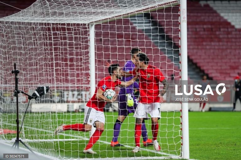 O Benfica vence o Vitória de Guimarães no desempate por grandes penalidades (4-1) em jogo dos quartos de final da Taça de Liga de futebol
