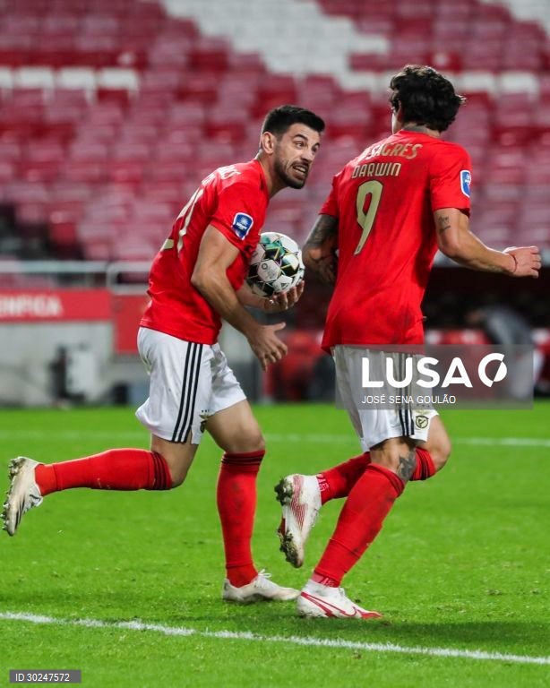 O Benfica vence o Vitória de Guimarães no desempate por grandes penalidades (4-1) em jogo dos quartos de final da Taça de Liga de futebol