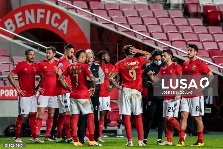 O Benfica vence o Vitória de Guimarães no desempate por grandes penalidades (4-1) em jogo dos quartos de final da Taça de Liga de futebol