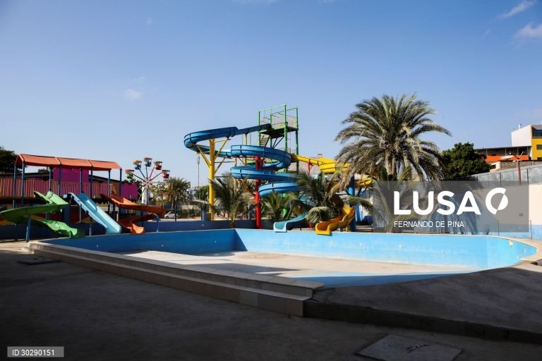 Depois de vários anos em construção, o Parque de Diversão 5 de Julho, que abriu ao público parcialmente em junho passado, situado no emblemático parque com o mesmo nome, na zona da Fazenda, tinha inauguração prevista para 20 de março último, mas um dia antes o país notificou o primeiro caso do novo coronavírus e parou tudo, Cidade da Praia, Cabo Verde, 23 de dezembro de 2020. (ACOMPANHA TEXTO DE 26/12/2020) FERNANDO DE PINA/LUSA