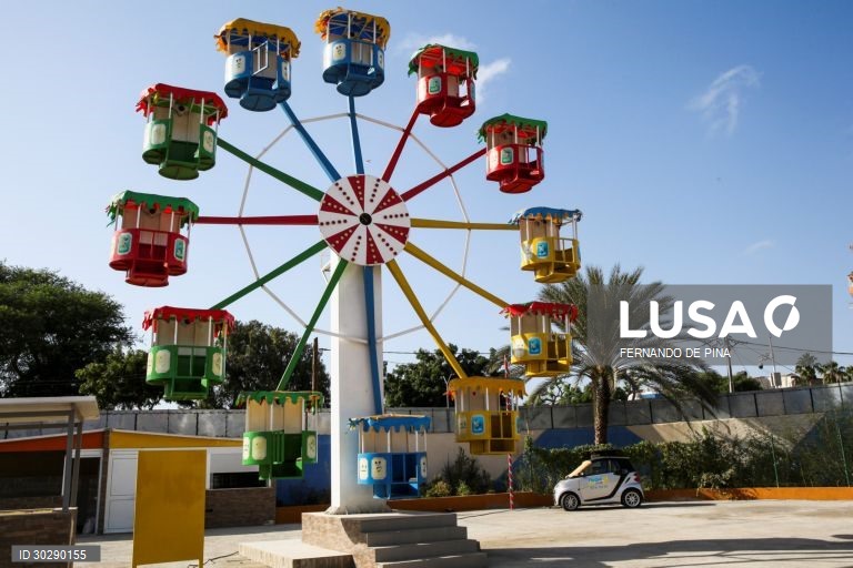 Depois de vários anos em construção, o Parque de Diversão 5 de Julho, que abriu ao público parcialmente em junho passado, situado no emblemático parque com o mesmo nome, na zona da Fazenda, tinha inauguração prevista para 20 de março último, mas um dia antes o país notificou o primeiro caso do novo coronavírus e parou tudo, Cidade da Praia, Cabo Verde, 23 de dezembro de 2020. (ACOMPANHA TEXTO DE 26/12/2020) FERNANDO DE PINA/LUSA