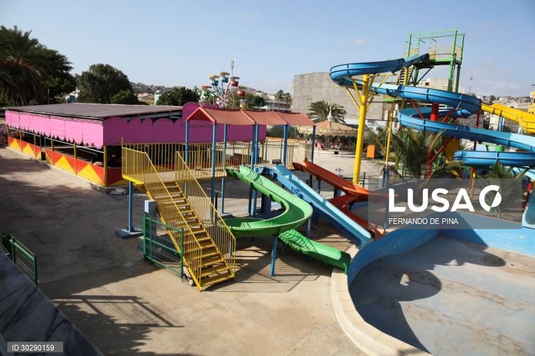 Depois de vários anos em construção, o Parque de Diversão 5 de Julho, que abriu ao público parcialmente em junho passado, situado no emblemático parque com o mesmo nome, na zona da Fazenda, tinha inauguração prevista para 20 de março último, mas um dia antes o país notificou o primeiro caso do novo coronavírus e parou tudo, Cidade da Praia, Cabo Verde, 23 de dezembro de 2020. (ACOMPANHA TEXTO DE 26/12/2020) FERNANDO DE PINA/LUSA